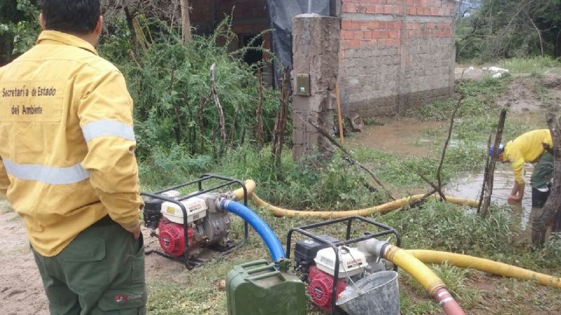 Asisten a vecinos damnificados por la intensa lluvia