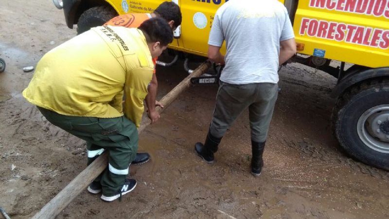 Asisten a vecinos damnificados por la intensa lluvia
