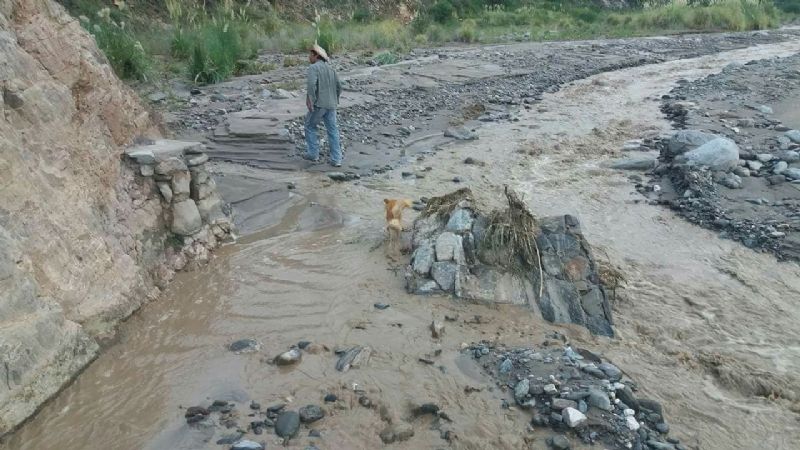 Entrega de materiales de construcción para damnificados de Chuquisaca