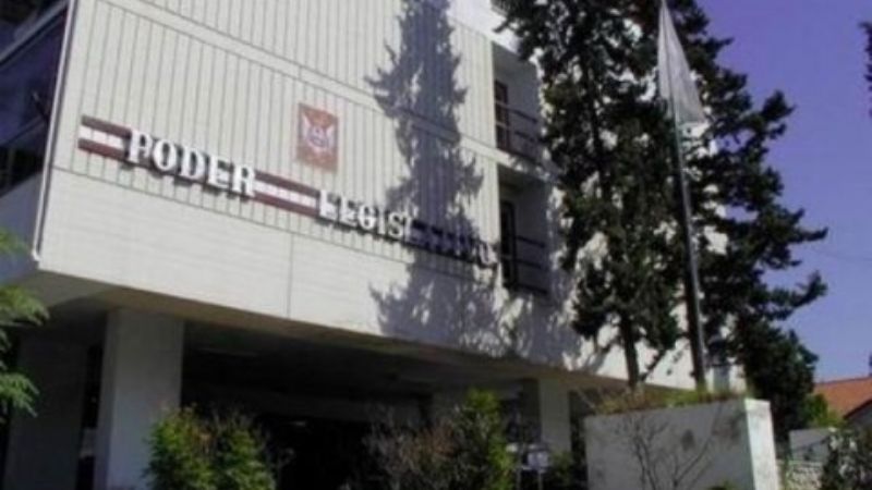 Se quedó sin trabajo y ahora denuncia a senador por acoso