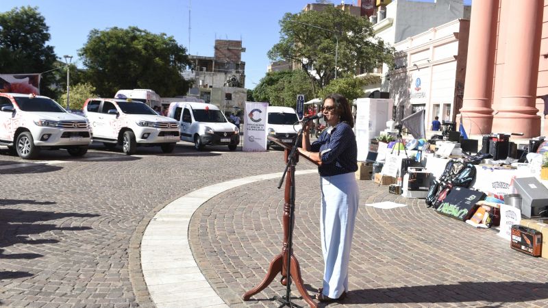 Lucía entregó equipamiento para escuelas técnicas