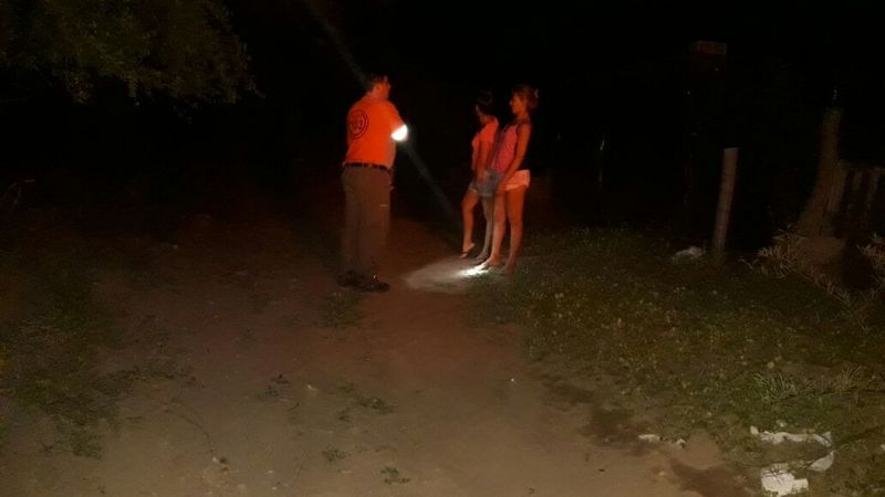 Familia se autoevacuó por la crecida del Río del Valle