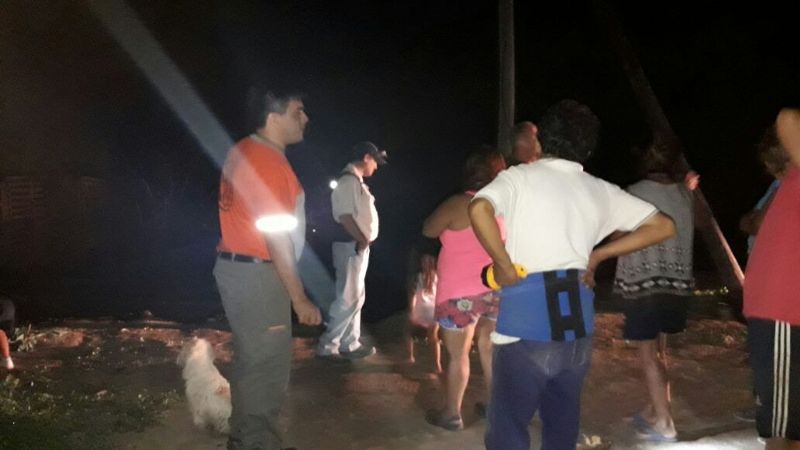 Familia se autoevacuó por la crecida del Río del Valle