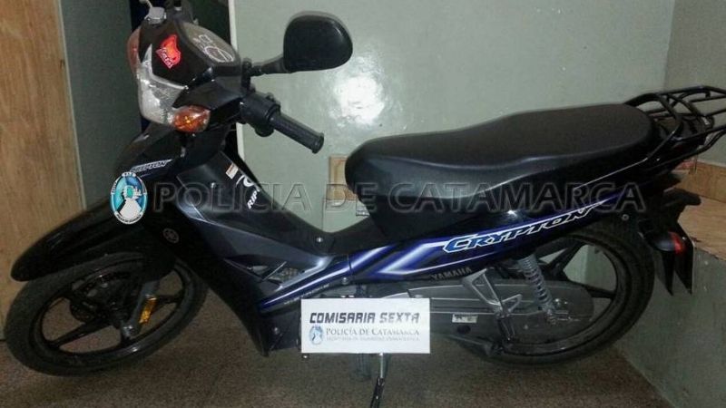En persecución, atrapan a un joven y un adolescente por el robo de una moto