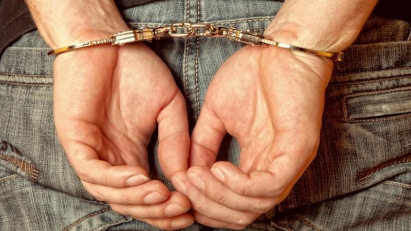 Dos arrestados, uno por molesto y el otro por sospechoso