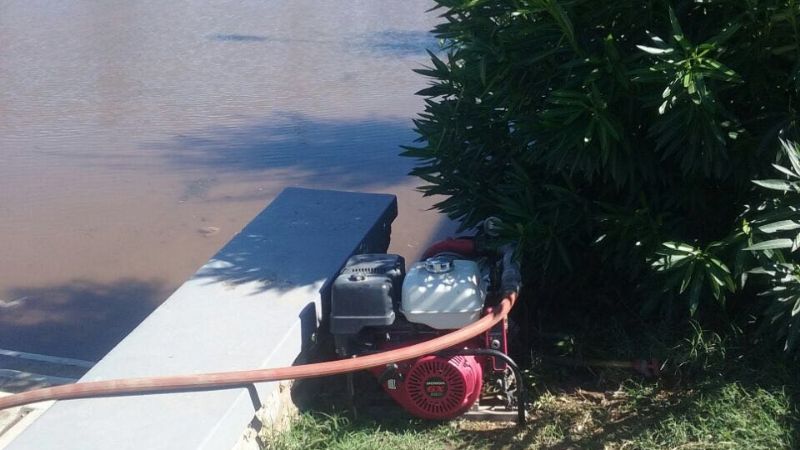 Brigadistas apagaron un incendio y desagotaron una cancha