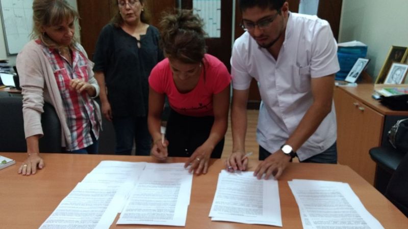 Dos médicos firmaron contrato para cubrir guardias en el interior