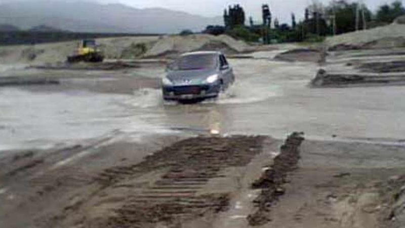 Casi se lo lleva el río, llegaron a tiempo para rescatarlo