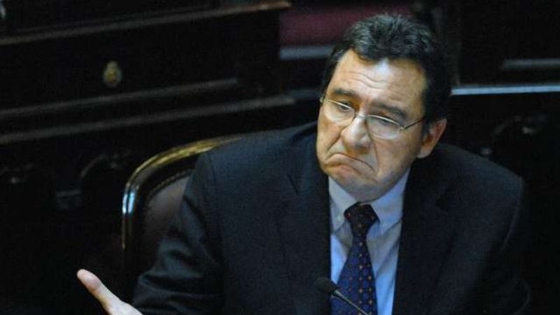 Cuestionan la entrega de planes sociales a la fundación de Oscar Castillo