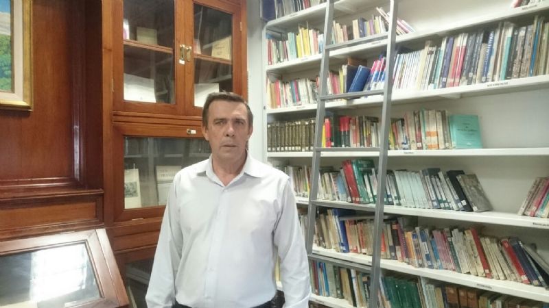 En la era de la tecnología, jóvenes siguen consultando a los libros