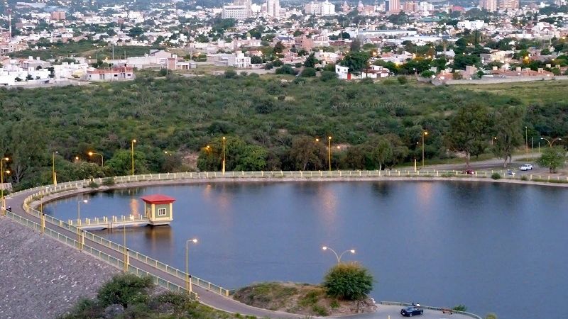 Un policía rescató a un automovilista que se cayó en El Jumeal