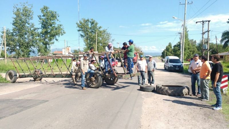 Tabacaleros cortan ruta 64 en Los Altos