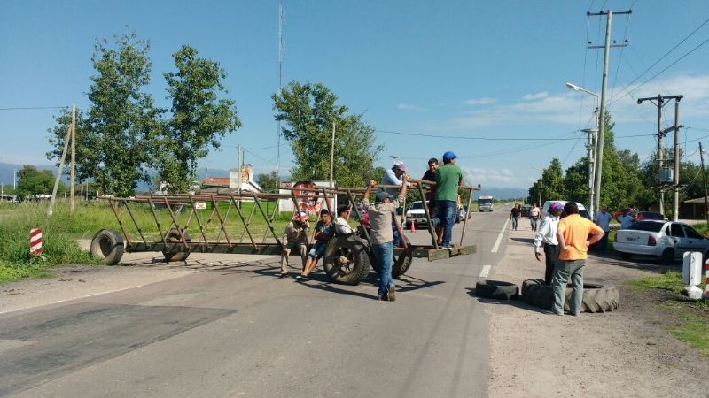 Tabacaleros cortan ruta 64 en Los Altos