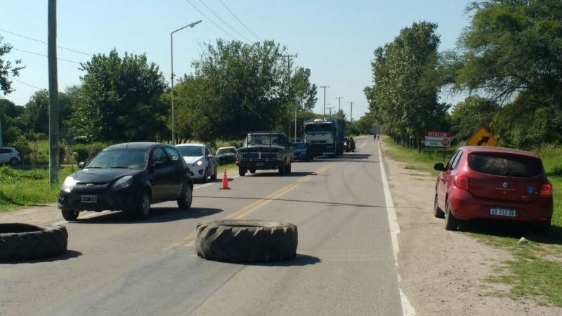 Tabacaleros cortan ruta 64 en Los Altos