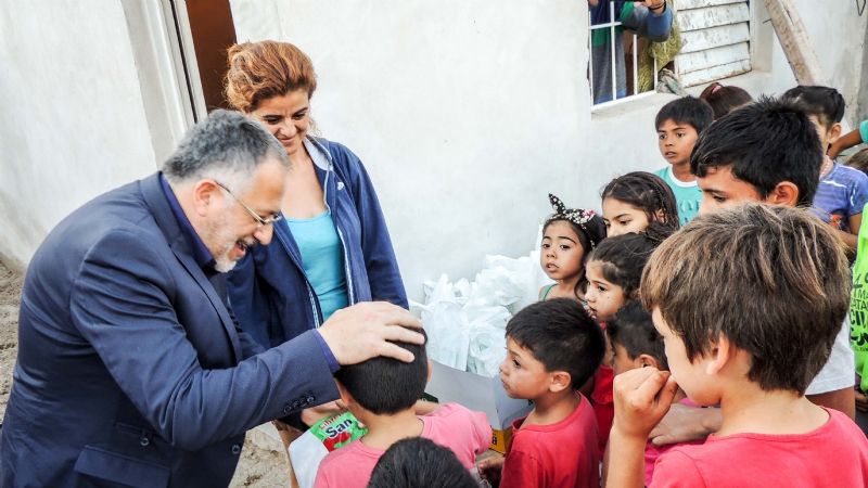 El Senado entregó kits escolares a niños de la zona norte