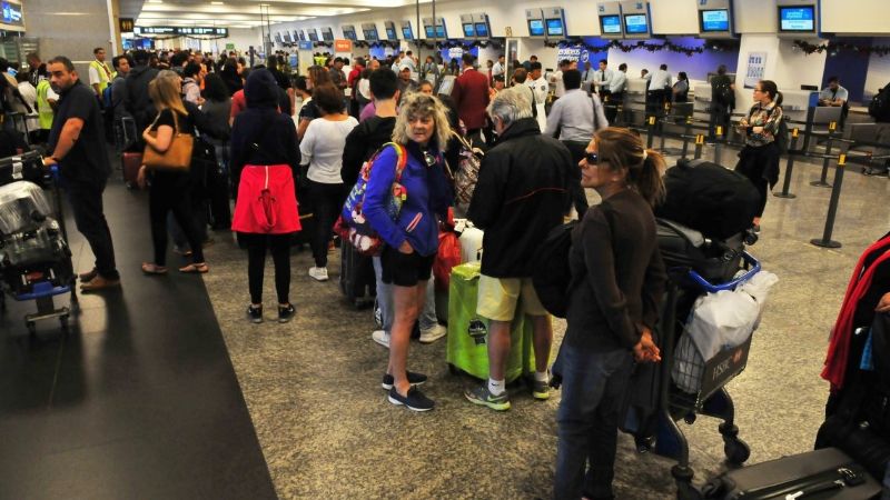 Aeronáuticos rompen el techo del Gobierno y cierran una suba del 25%