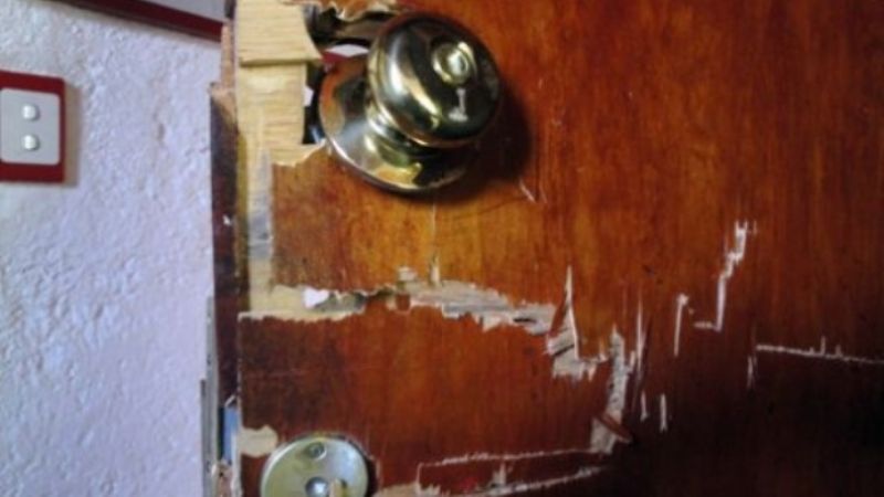 Lo denunció por romperle la puerta de su casa