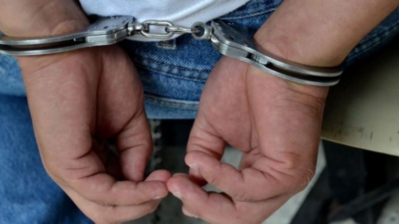 Joven descontrolado quiso golpear a policías