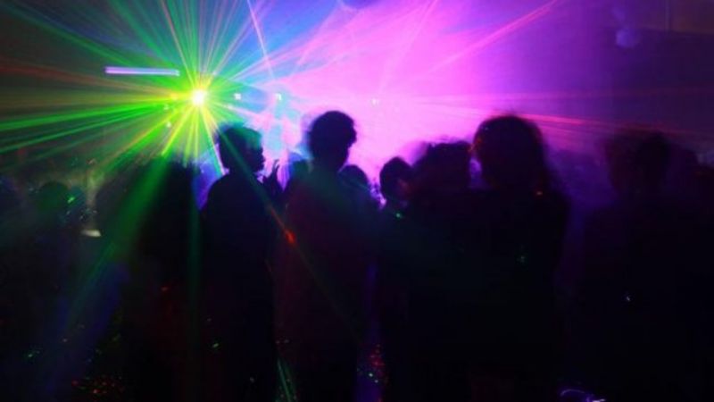 Cinco jóvenes patotearon a otros a la salida de un boliche