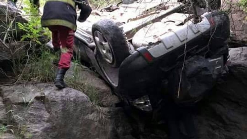Por evadir un control, volcó y cayó al precipicio