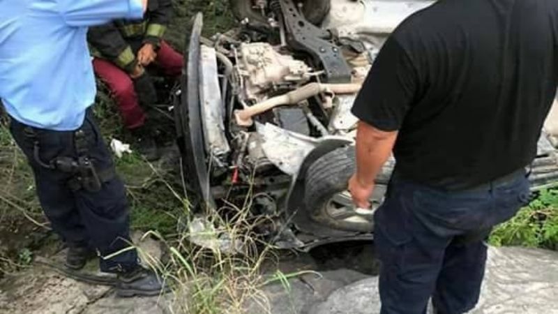 Por evadir un control, volcó y cayó al precipicio