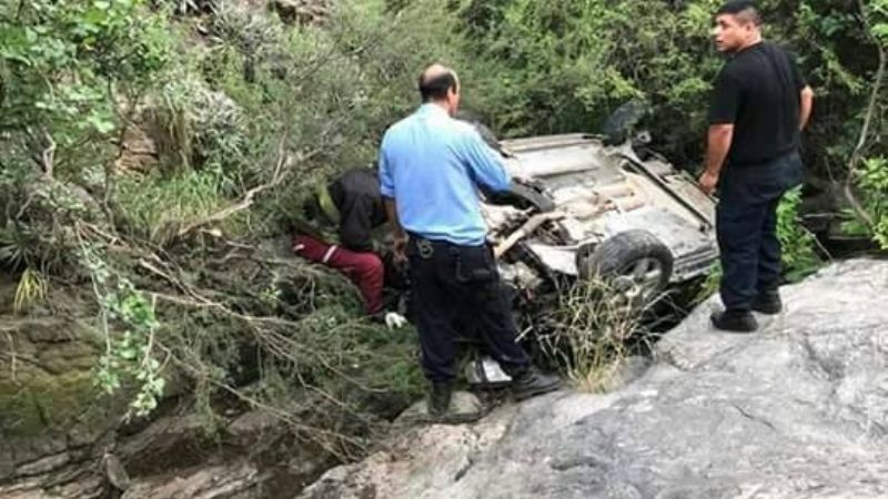 Por evadir un control, volcó y cayó al precipicio