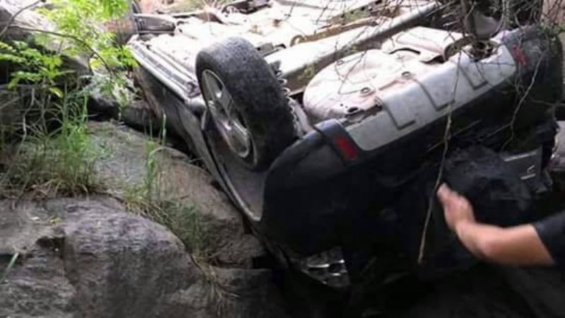 Por evadir un control, volcó y cayó al precipicio