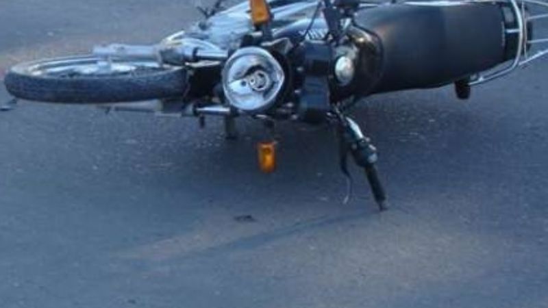 Motociclista herido tras chocar con un auto