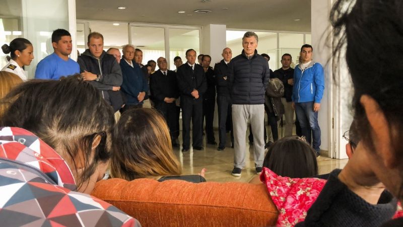 Familiares de tripulantes del ARA San Juan le llevan un petitorio a Macri