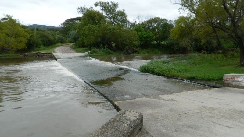 Una familia era arrastrada por la crecida y fueron rescatados