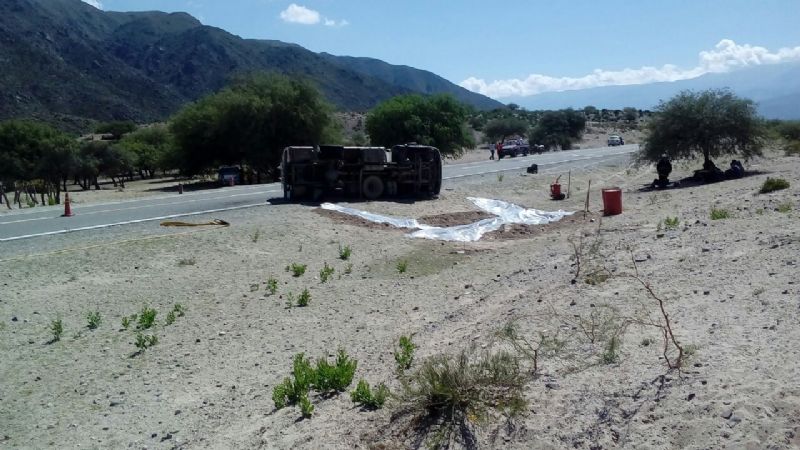 Volcó un camión con combustible en Santa María