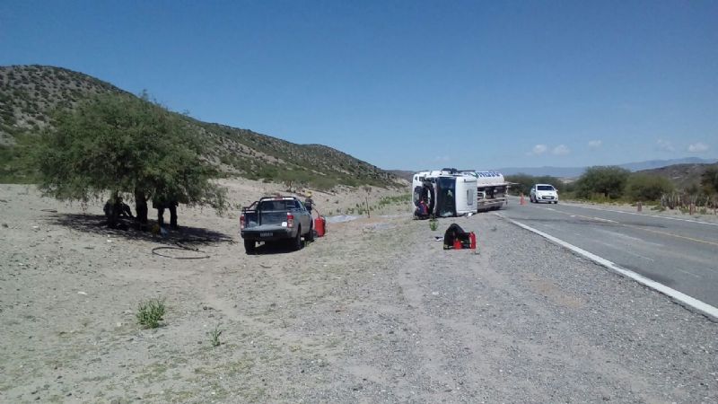 Volcó un camión con combustible en Santa María