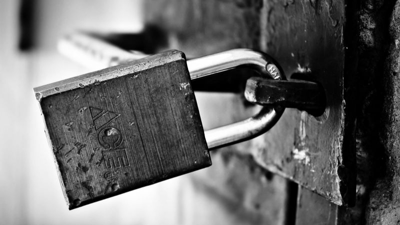 Cerró la puerta con candado y una mujer pedía a gritos auxilio