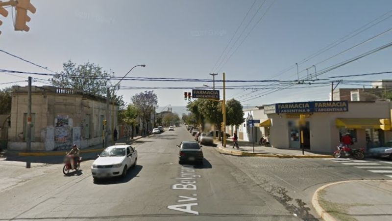 Chocó contra un poste de luz en Sarmiento y Belgrano