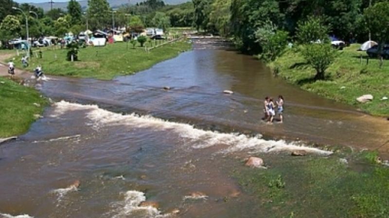 Por el terrible calor, la gente se refugió en los ríos