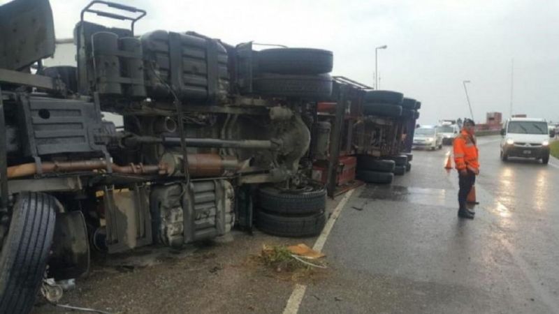 Saquearon un camión con útiles escolares que volcó en Córdoba