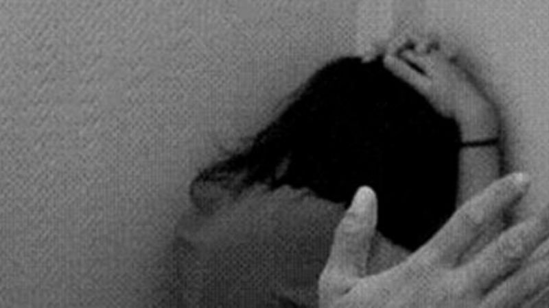 Golpeó a su pareja, una joven 18 años menor