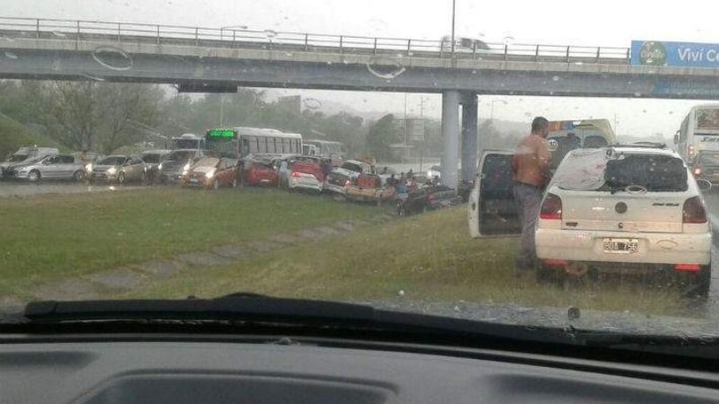 Así se refugiaron de la piedra los automovilistas en Carlos Paz