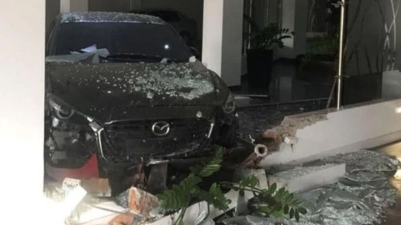 Estrelló su auto contra motel donde se escondía su esposo con la amante