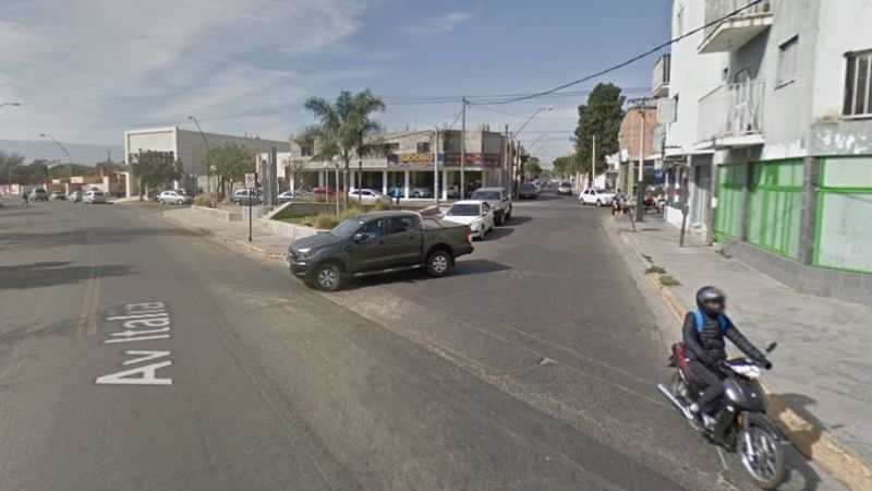 Chocó contra un movil policial e intentó escapar del lugar