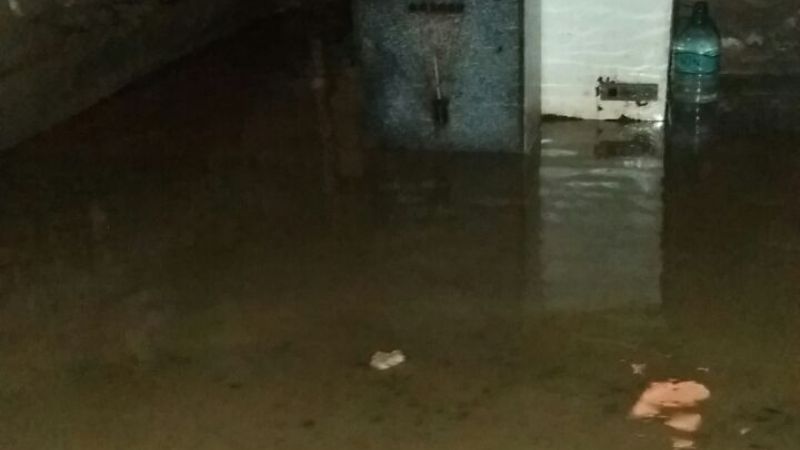 La lluvia no cesa y provoca serios inconvenientes en varias viviendas