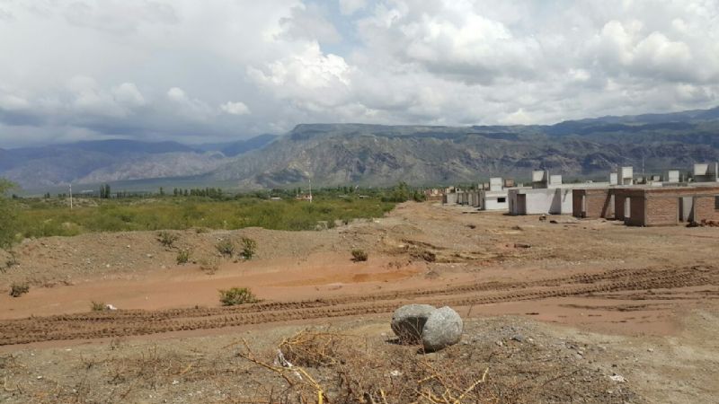 La lluvia no cesa y provoca serios inconvenientes en varias viviendas