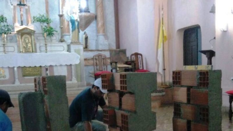 Trabajan en la construcción del altar fijo en la parroquia de San José