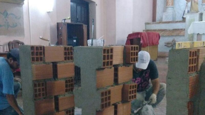 Trabajan en la construcción del altar fijo en la parroquia de San José