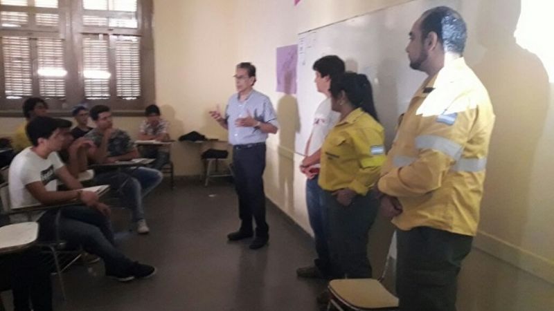 Combaten incendio de pastizales