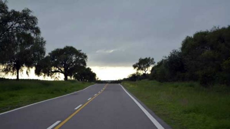 Embistió a una moto y se dio a la fuga