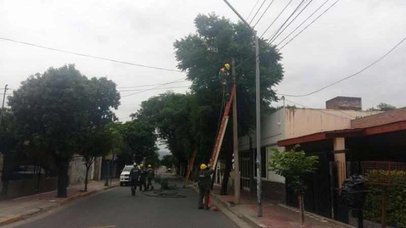 Cambian cables obsoletos para descongestionar el espacio público