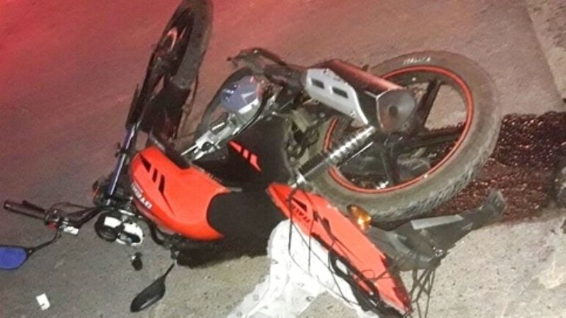 Dos mujeres se cayeron de la moto, una terminó herida