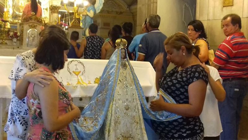 Emotiva consagración de embarazadas en el Camarín