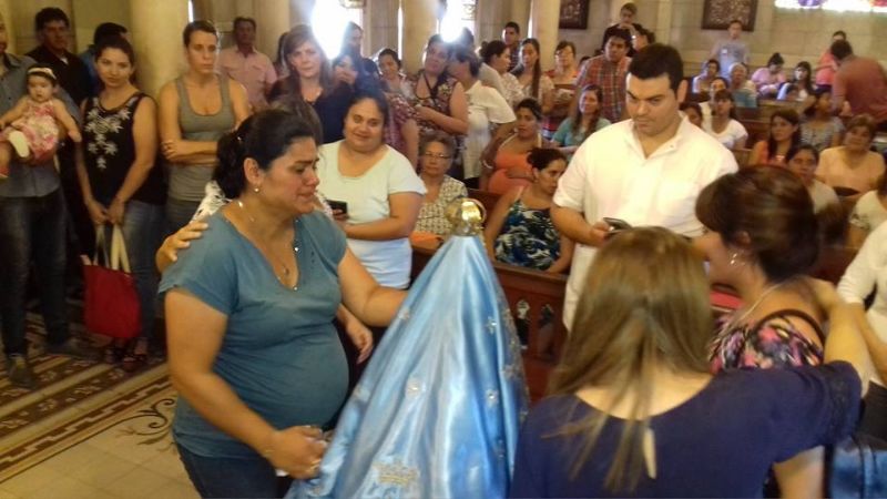 Emotiva consagración de embarazadas en el Camarín